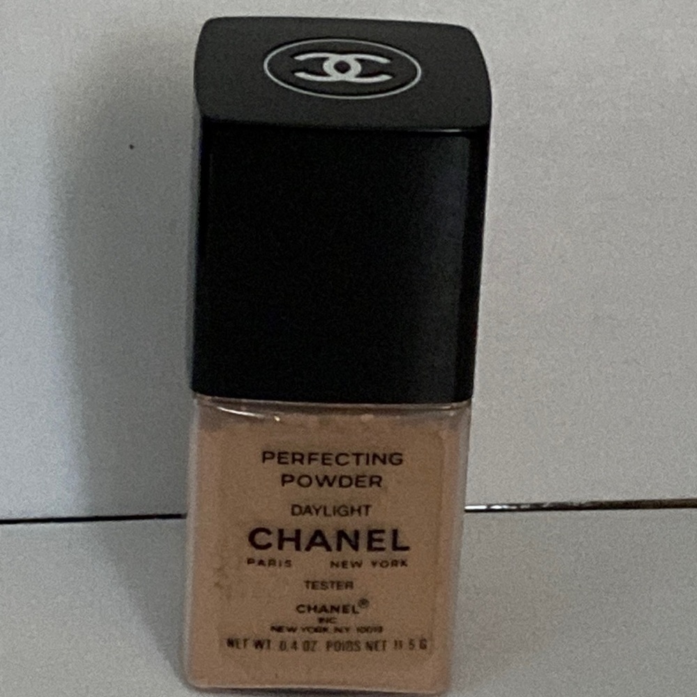 CHANEL PERFECTING LOOSE POWDER IN  DAYLIGHT SHAKER